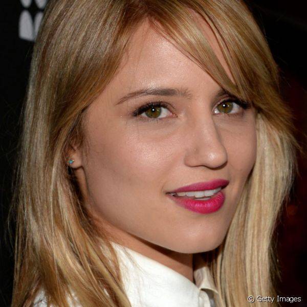 Optando por colorir os lábios, a atriz usou um batom rosa com acabamento cremoso para evento em Los Angeles no meiado de 2013